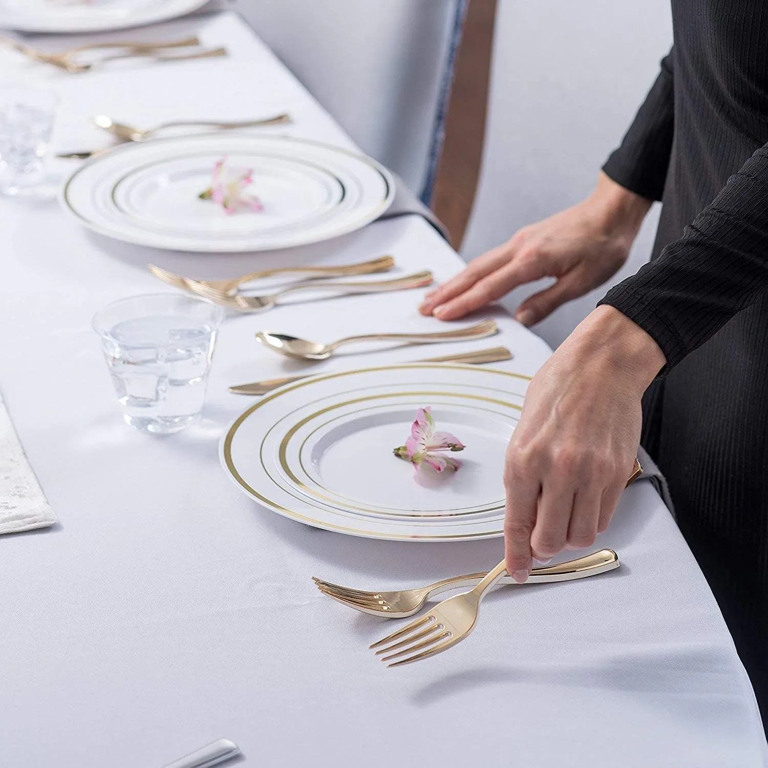 125-Piece White and Gold Fancy Plastic Plates Disposable with Silverware, Elegant Dinnerware for Weddings, Holiday Party China, Set of 25 Dinner   Salad Plates, 25 Spoons, 25 Forks, 25 Knives