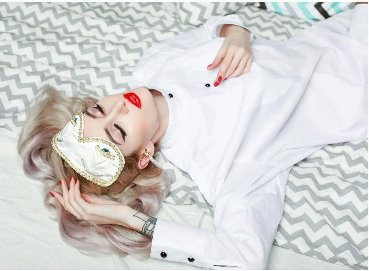 Holly's Dream Set: Audrey-Inspired Eye Mask and Earplug Collection (Pale Moss)