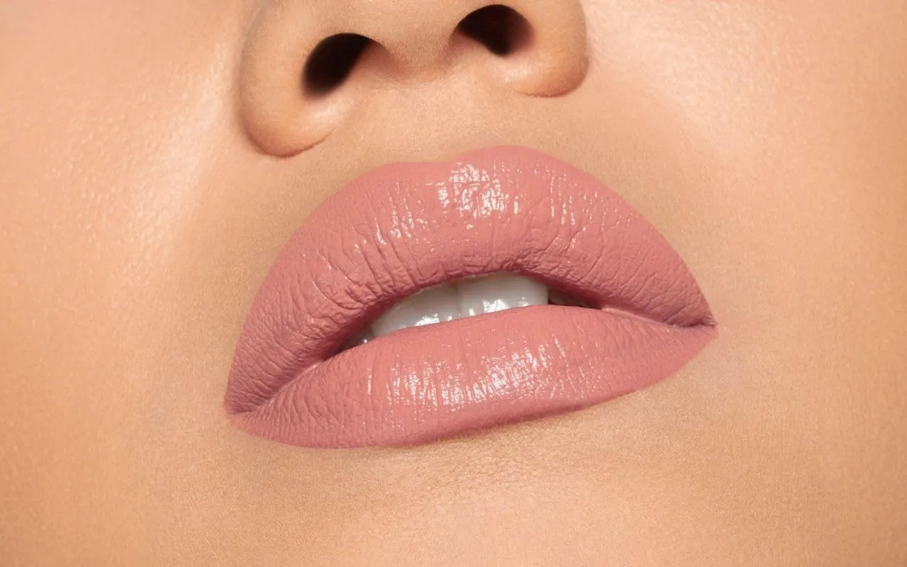 Pupa Milano Vamp! Extreme Colour Lipstick With Plumping Treatment - For Fuller, Defined Lips - Adds Incredible, Deep Color To Lips - Soft Texture Adheres Perfectly - 101 Warm Nude - 0.123 Oz